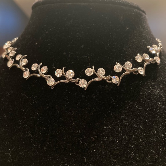 Delicate and swooping necklace with multi stone drop earrings - Picture 4 of 4